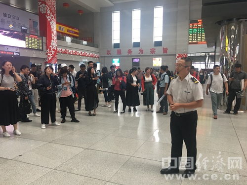 图为长春站工作人员给记者们讲解。经济日报-中国经济网记者刘潇潇/摄