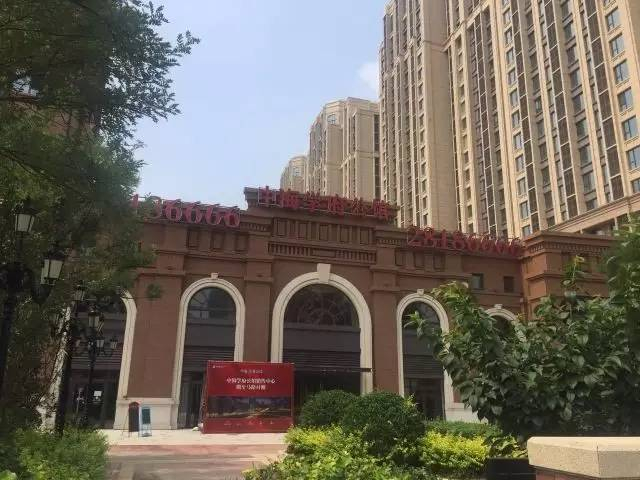 中海寰宇天下（学府公馆为同一项目内商住产品）项目售楼处&nbsp;摄影/张晓兰