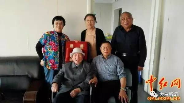 王光宇同志（前排左一）和家人在一起