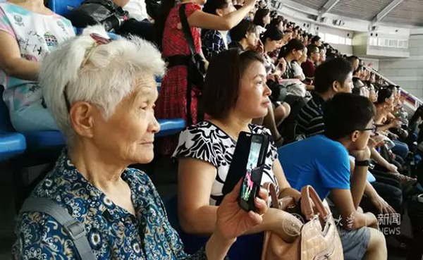白发苍苍的老奶奶也不想错过这个盛典。