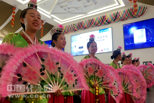 延吉西站中穿着朝鲜族传统服装的工作人员。经济日报-中国经济网记者刘潇潇/摄