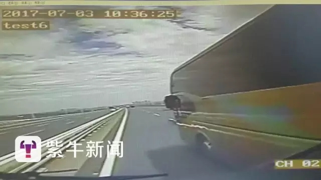 [两车高速行驶，间距非常近]