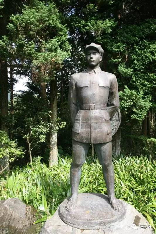 巍然屹立在井冈山上的张子清雕像