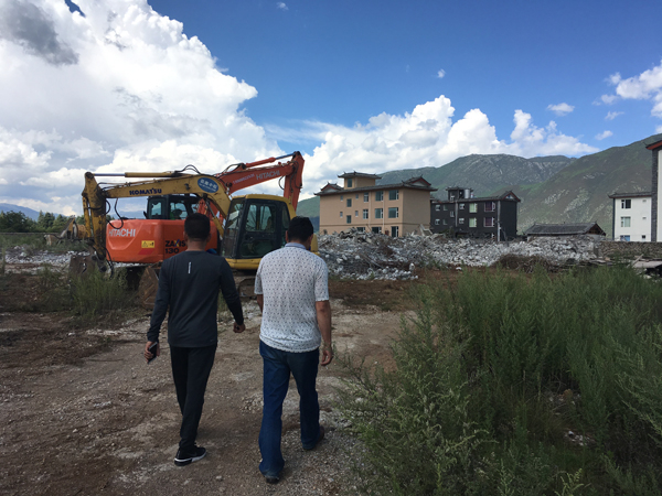 　　8月21日，白沙镇镇长和峰（左）和工作人员来到木都村拆迁工地。除署名外，本文图片均由澎湃新闻记者 王万春 摄