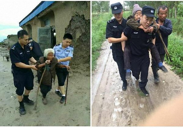 8月7日，肇东市出动巡特警转移宣化乡十三村受洪水威胁群众。 &nbsp;徐大伟 图