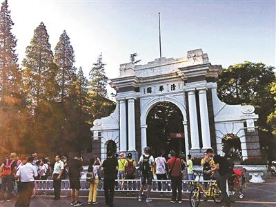 众多游客在清华二校门前拍照