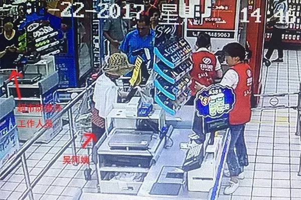 监控显示，超市防损办工作人员看到吴阿姨没有把脸盆拿出来结账，便用手机拍下照片“留作证据”。