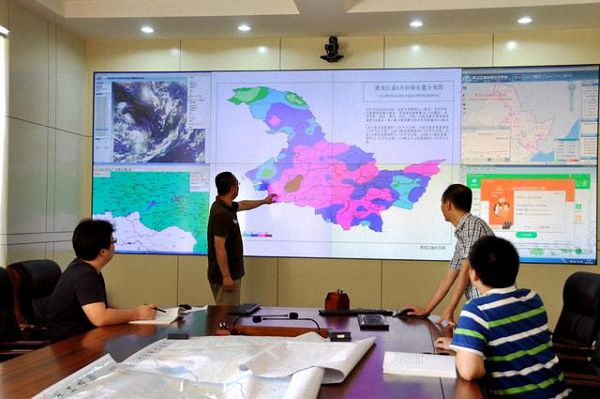 黑龙江省水文局水情处进行雨水情分析。 &nbsp;司井丹 图