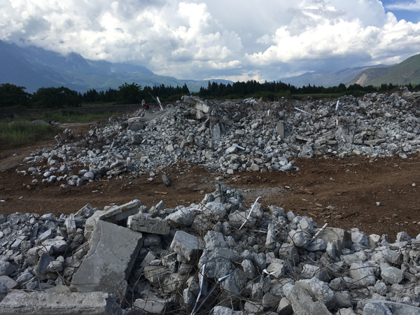 丽江坝子上拆除7栋别墅后的废墟。