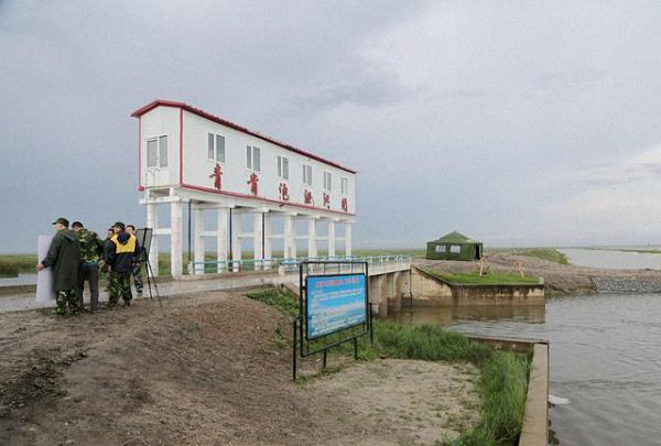 青肯泡蓄滞洪区拦蓄上游洪水7000多万立方米。图为青肯泡泄洪闸。 人民网 图