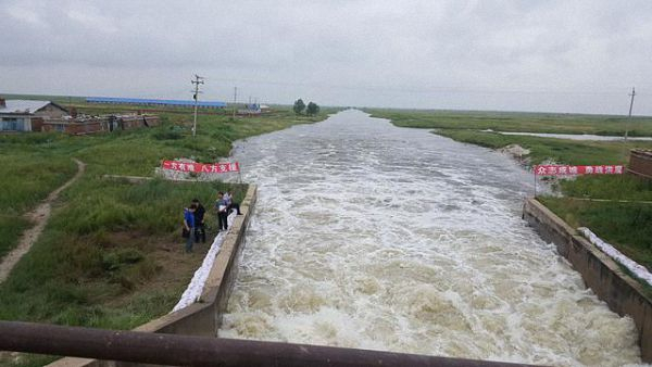 　　安达市东湖水库拦洪2200多万立方米，一度超汛限水位71厘米。图为水库下泄洪水。 本文图均为 头条号：中国水利 图（除署名外）