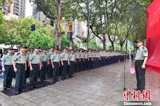  图为众多学员代表参加新校名揭牌仪式。　曾奇　摄