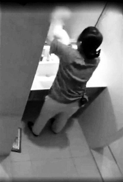  ↑同一块洗脸毛巾，保洁员又用来擦镜子