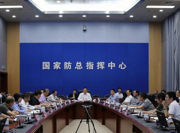 国家防总副总指挥、水利部部长陈雷和副部长叶建春进行防汛会商。