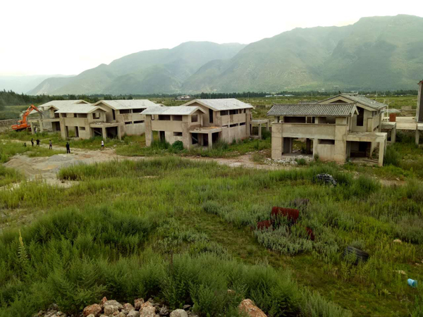 8月5日，挖掘机开进院落开始对别墅进行拆除。 白沙镇政府供图