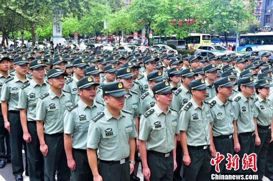  图为众多学员代表参加新校名揭牌仪式。　曾奇　摄