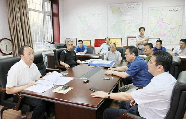 　　8月1日，黑龙江省防汛副总指挥侯百君、专职副总指挥孙飚与省水文局、防办值班人员研究降雨及防范工作。