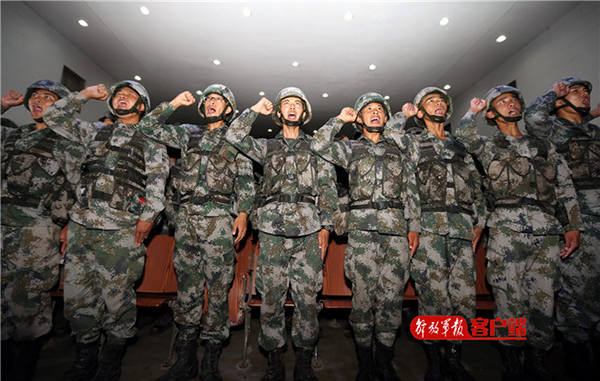  ▲“跨越-2017·朱日和”演习誓师大会上指战员宣誓。（解放军报）