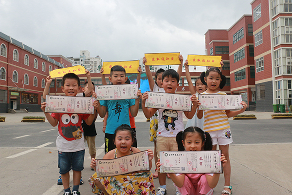 学生手持入学通知书拍照留念。校方供图