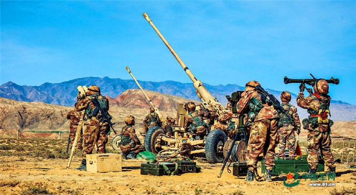 ▲资料图片：在去年的“火力-2016·山丹”演习中，高炮阵地多门火炮向空中目标进行迅速搜捕并实施火力打击。