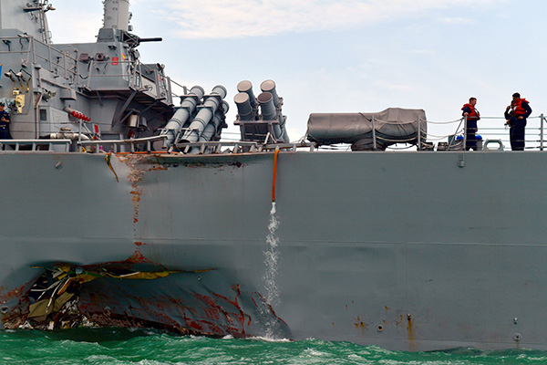 与商船相撞后的美国“麦凯恩”号导弹驱逐舰，船体出现洞口。东方IC 图