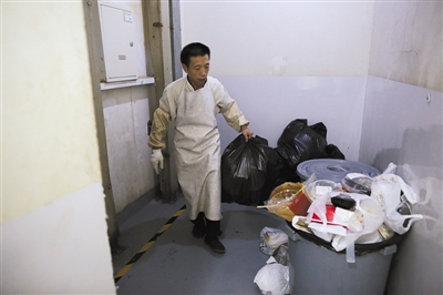 8月24日，建外SOHO东区办公楼，工作人员在楼层间运垃圾。据介绍，他们只把建筑垃圾和生活垃圾分开收集，厨余外卖垃圾并没有特别分拣。新京报记者 侯少卿 摄