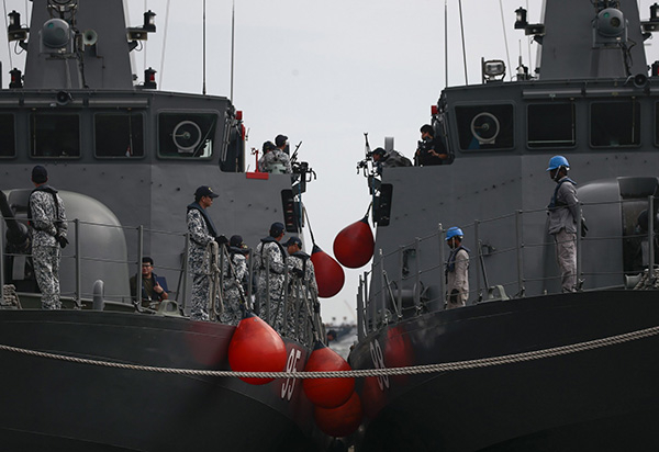 　　当地时间2017年8月24日，新加坡大士海军基地，新加坡海军“勇气”号舰船离开基地，参与“麦凯恩”号导弹驱逐舰失踪船员搜寻工作。东方IC 图