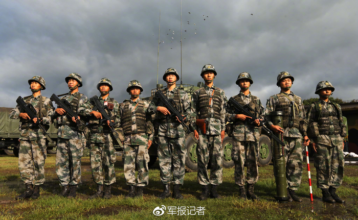 ▲该旅合成4营装步12连9班的“全家福”，身后是他们的08步战车，佩戴手枪的班长兼任车长。不同于崭新的重装备，他们依然佩戴GK80A型头盔。