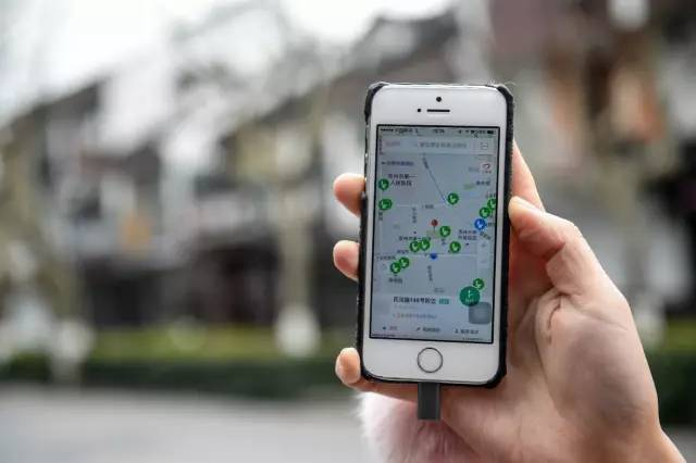 ▲一名游客在苏州使用一款手机应用查看附近公共厕所信息。