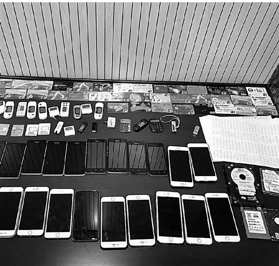 警方查获的手机、银行卡等诈骗工具。 陈蕾/摄