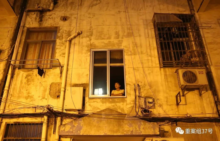 ▲8月18日晚，江苏省丹阳市，来自河南的薛涛（化名）正汗流浃背的隐蔽观察对面居民楼6层某室，那是他进入传销组织的妹妹曾待过的地方。