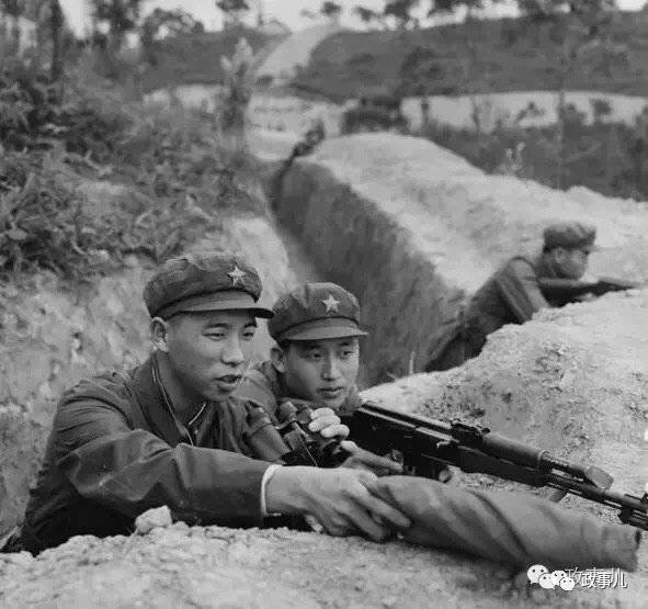 对越自卫反击战中的李作成（左一）