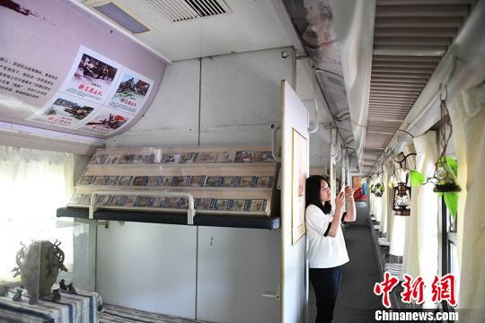 图为游客在蒸汽机绿皮火车车厢连环画博物馆体验参观。　杨艳敏 摄