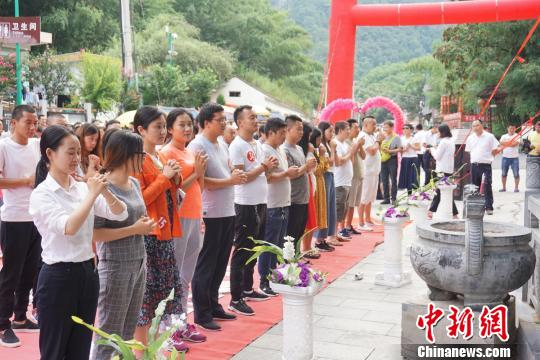 九十九名单身男女齐聚千年菩提树下许愿，祈求早日脱单。　贾亲亲 摄