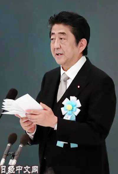 ▲8月15日，安倍在全国战殁者追悼仪式上致辞，未提及向亚洲各国的加害责任。（《日本经济新闻》网站）
