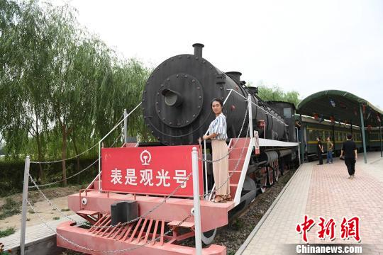 　　馆内设有馆主收藏区，主要陈展了馆主刘青录先生多年来收藏的1911-1949年间近2万册不同形式的连环画；藏友展示区以全国各地连环画爱好者名字命名，主要展示他们收藏的各类连环画作品。　杨艳敏　摄