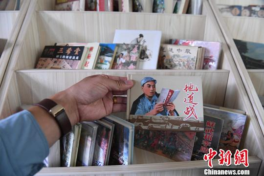 图为车厢博物馆上的连环画。　杨艳敏 摄