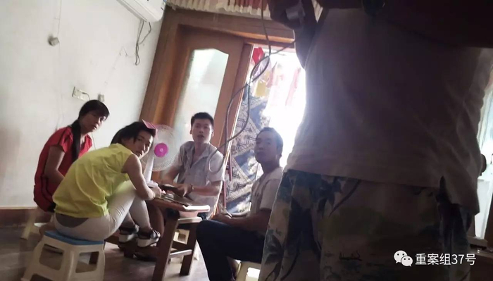 ▲8月19日，江苏省丹阳市金陵西路东方商城南边某小区9号楼六层某室，四名传销组织人员正在打牌。