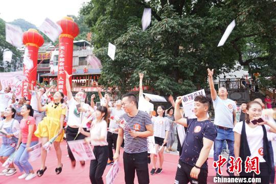 许愿完毕，单身男女欢呼着扔掉脱单牌。　贾亲亲 摄