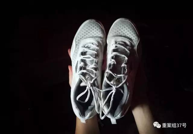 ▲8月20日，河南信阳，邓杰的母亲拿着儿子的白色球鞋。这双白色球鞋是她在广州找儿子时，在儿子的住处发现的。洗干净后带回信阳老家。新京报记者&nbsp;尹亚飞&nbsp;摄