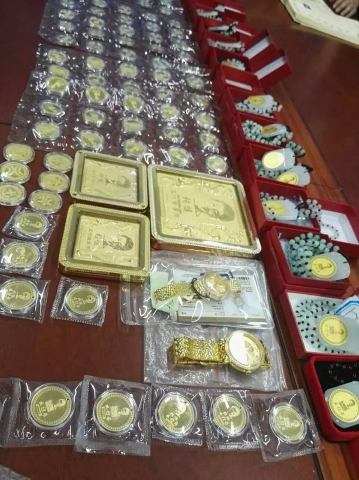  ▲警方收缴的五行币系列产品。新京报记者 王翀鹏程 摄