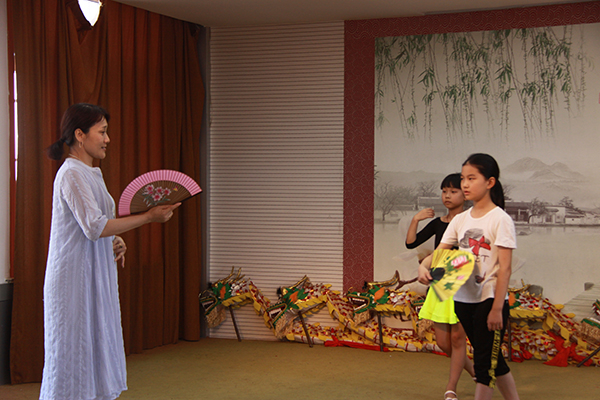 徽剧名家王丹红来校指导