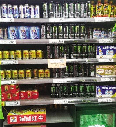 某大型连锁超市中，中国红牛生产的“红牛”仍然占据功能饮料区域的主要位置。