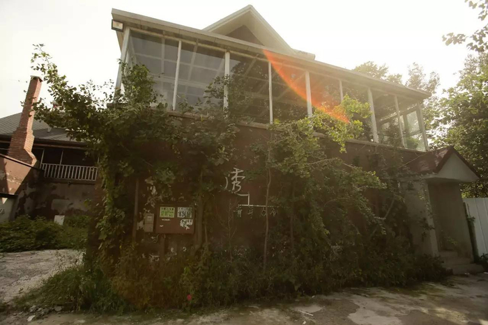 ▲失恋博物馆位于北京市通州区宋庄镇的一个重创空间内，这里是一个艺术家集聚区。