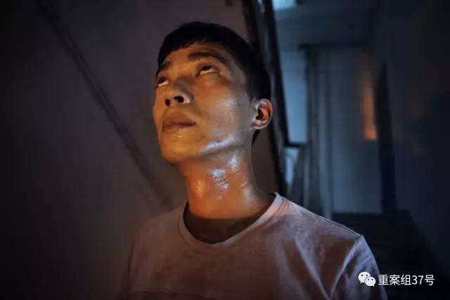 ▲8月18日晚，江苏省丹阳市，来自河南的薛涛（化名）正汗流浃背的隐蔽观察对面居民楼6层某室，那是他进入传销组织的妹妹曾待过的地方。新京报记者 尹亚飞 摄