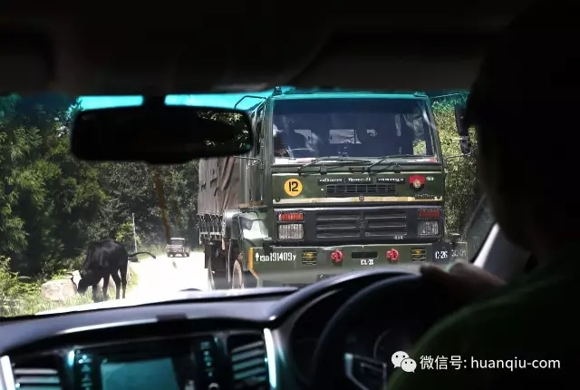 通往不印边境的路上，同样经常可以遇到印度军队的车辆。