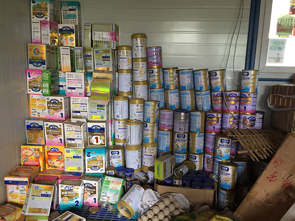 张柏铭称，除了草料，他还会给鸡喂一点奶粉