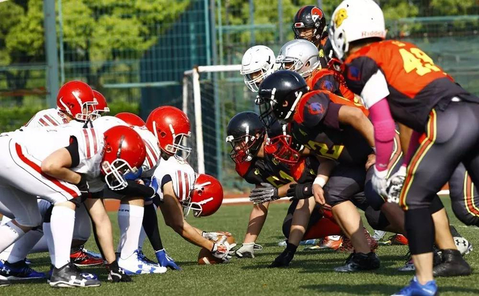 ▲资料图片：4月29日，中韩大学生美式橄榄球友谊赛在上海举行，图为中国（右）与韩国大学生联队球员在比赛中对阵。