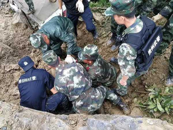 多位村民称，事发前山体已有落石的征兆