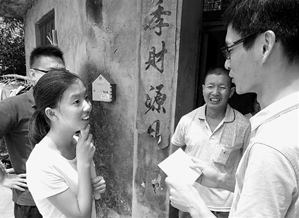 面对家访的老师，姜文君既意外又惊喜。钱江晚报 图